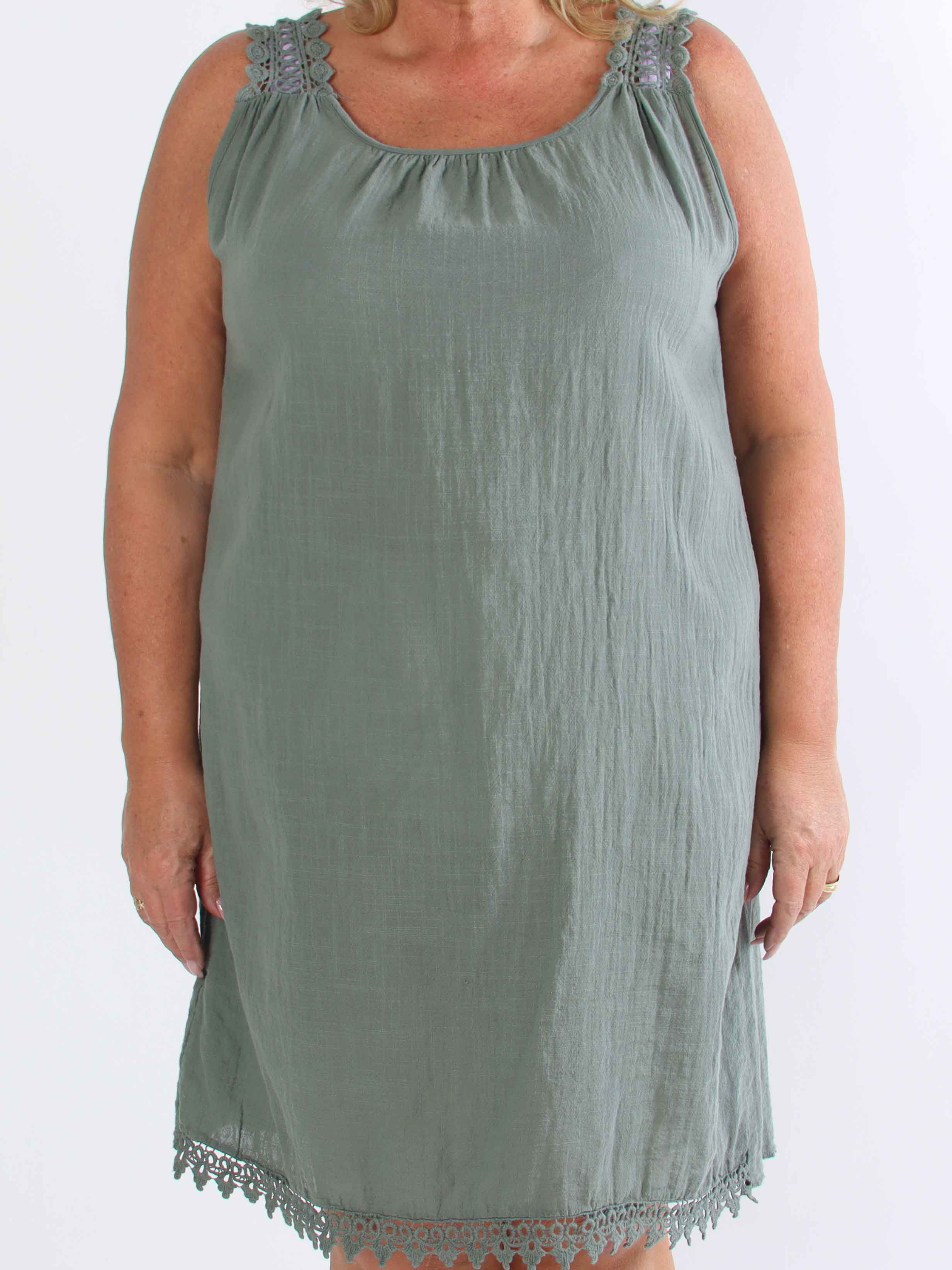 Zella - Söt bomullsklänning i plusstorlek med broderade band